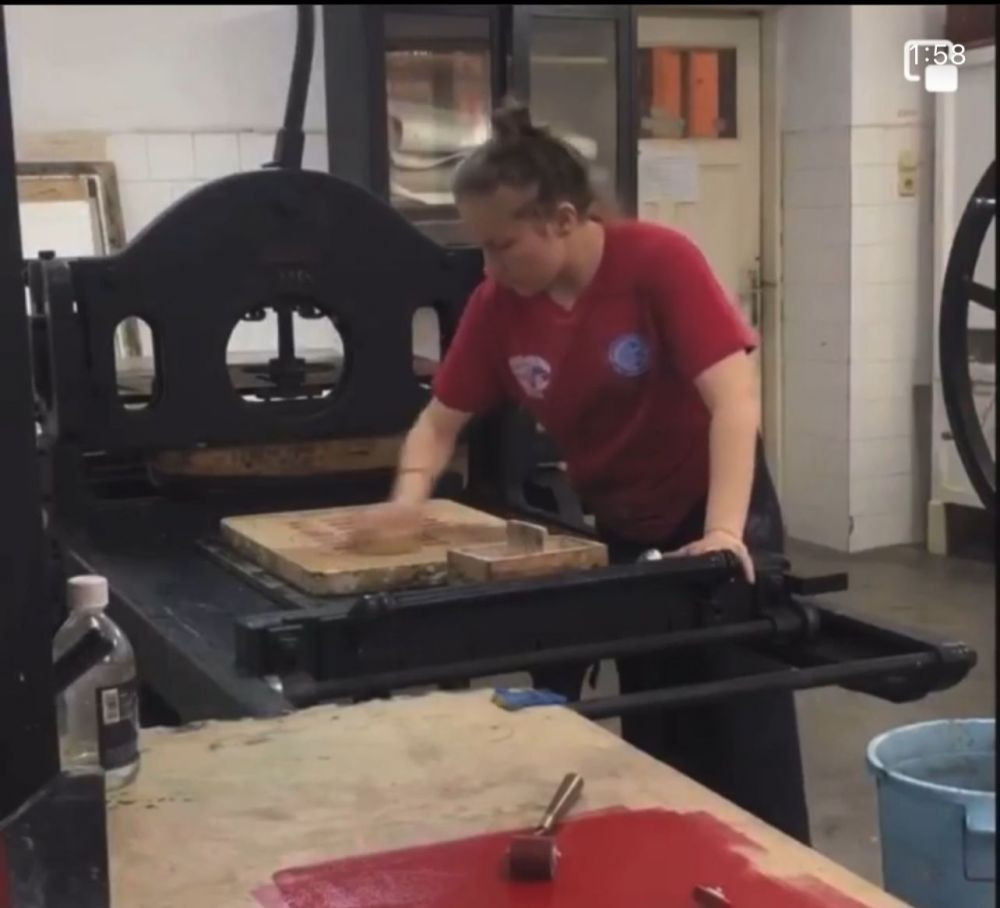 E fotbalistă, antrenoare, are centura neagră &icirc;n karate și va fi doctor &icirc;n litografie: Fotbalul e o formă de artă!