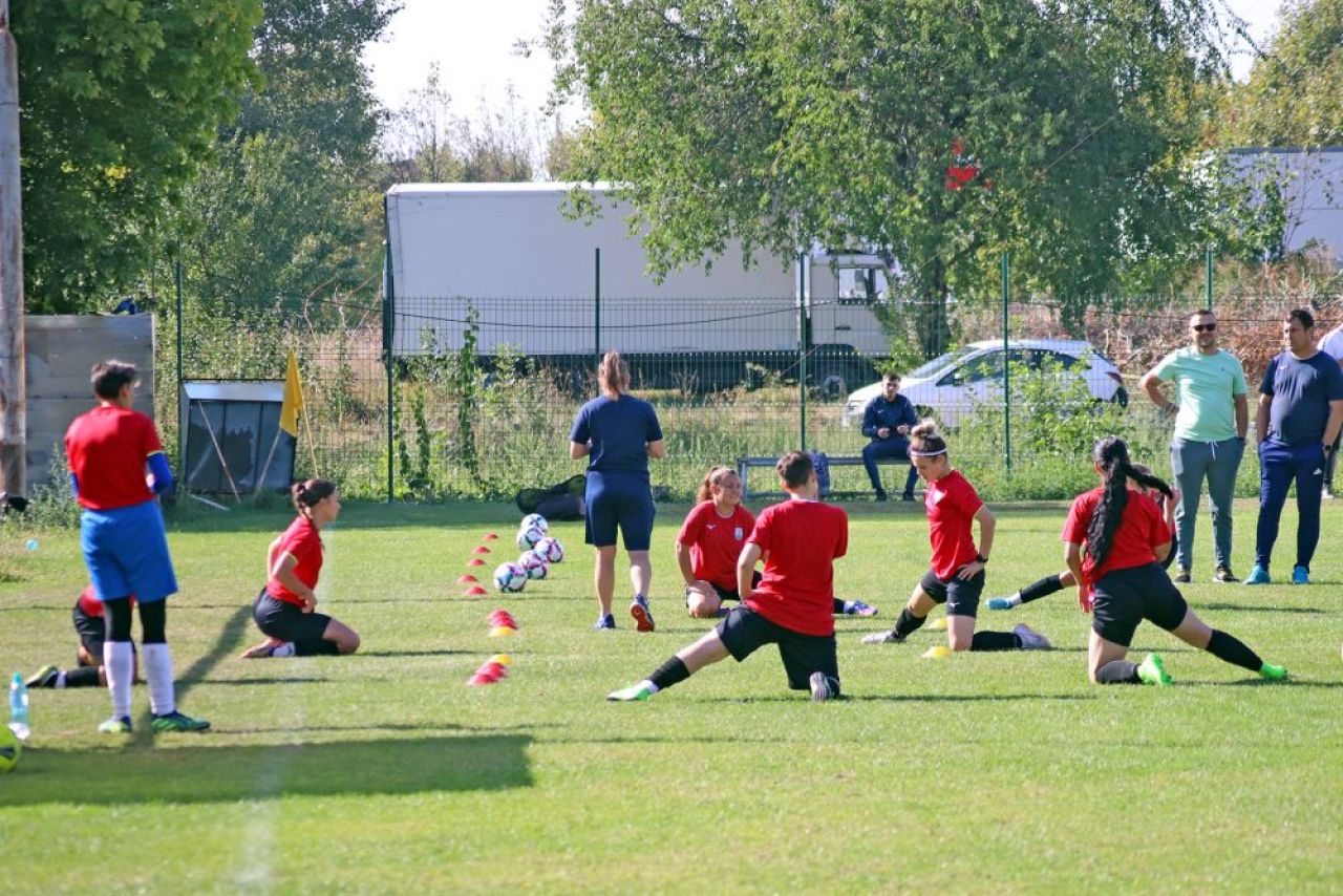 E fotbalistă, antrenoare, are centura neagră în karate și va fi doctor în litografie:
