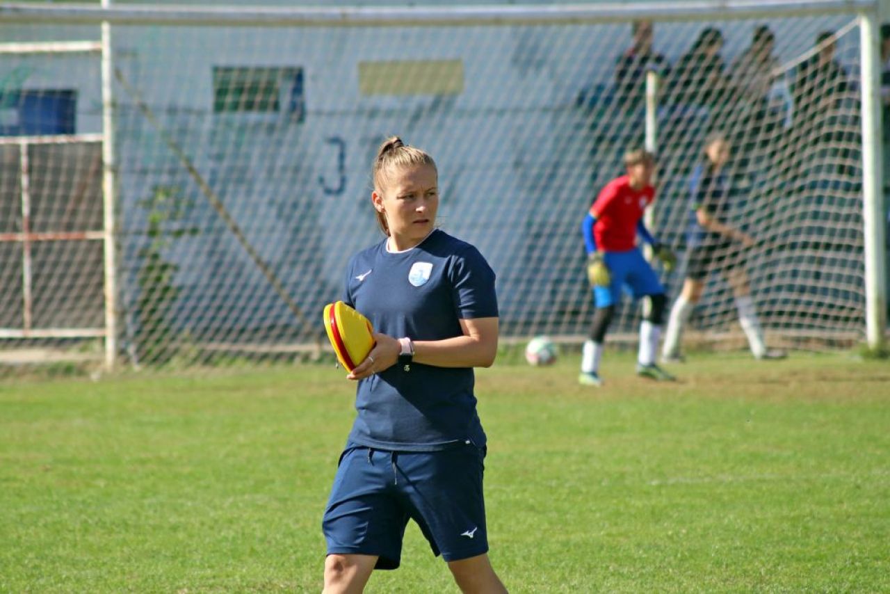 E fotbalistă, antrenoare, are centura neagră în karate și va fi doctor în litografie: