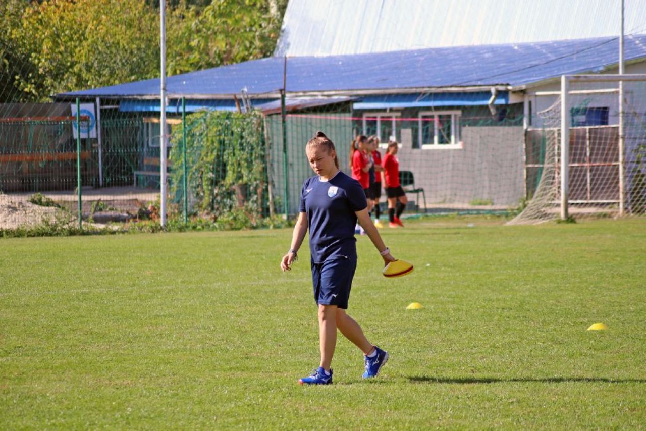 E fotbalistă, antrenoare, are centura neagră în karate și va fi doctor în litografie: