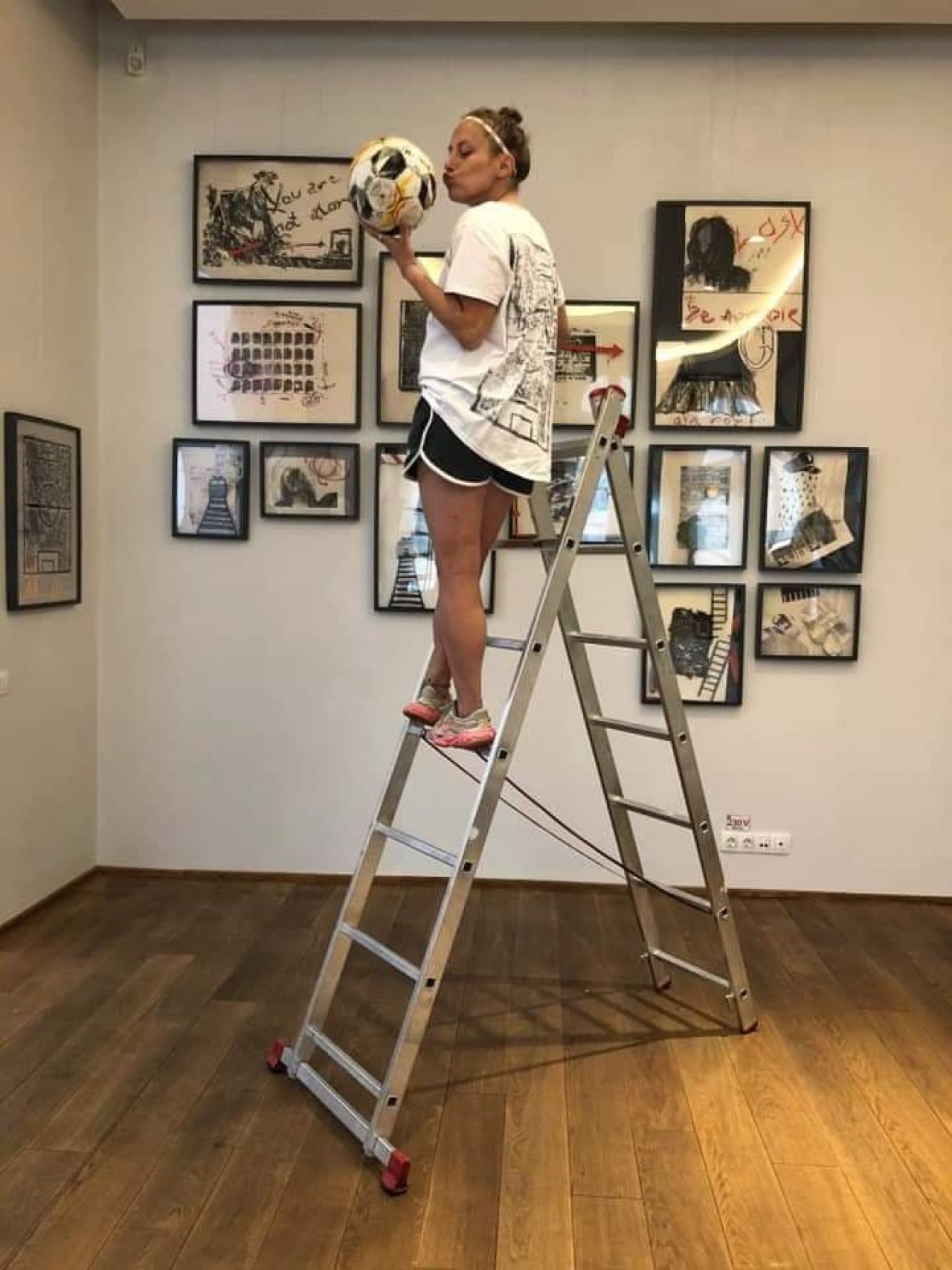 E fotbalistă, antrenoare, are centura neagră în karate și va fi doctor în litografie:
