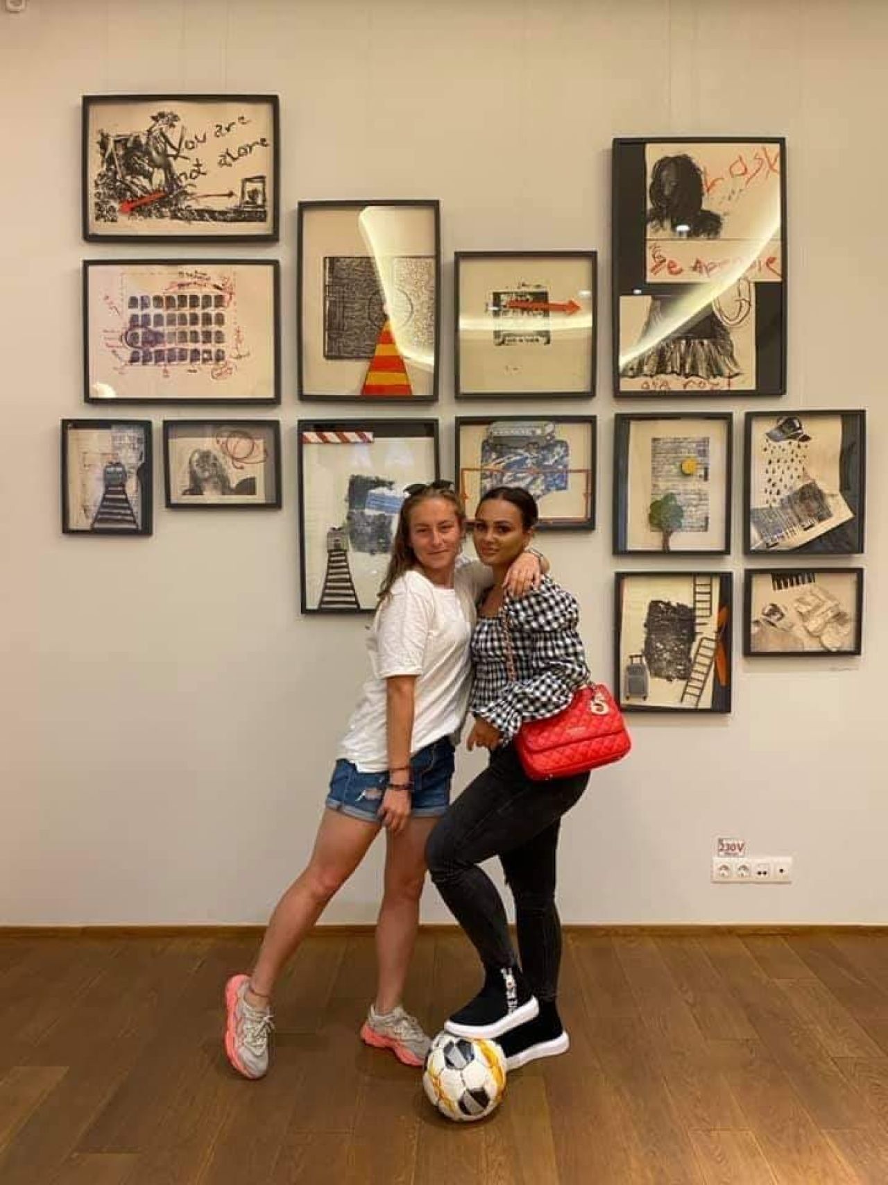 E fotbalistă, antrenoare, are centura neagră în karate și va fi doctor în litografie:
