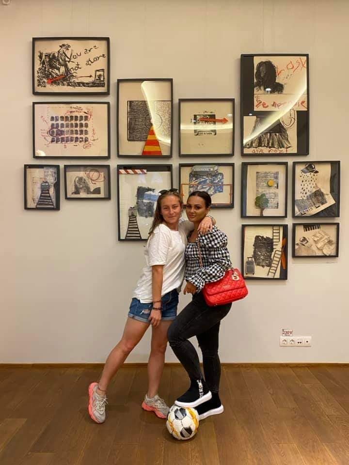 E fotbalistă, antrenoare, are centura neagră în karate și va fi doctor în litografie: