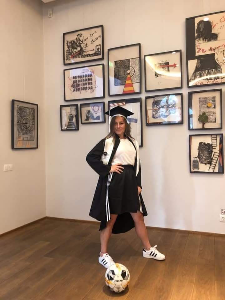 E fotbalistă, antrenoare, are centura neagră în karate și va fi doctor în litografie: