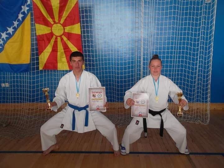 E fotbalistă, antrenoare, are centura neagră în karate și va fi doctor în litografie: