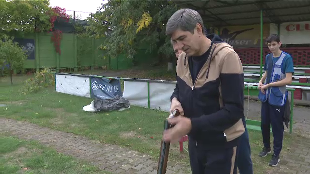 Victor Pițurcă, așa cum nu l-ai mai văzut! Fostul selecționer a făcut spectacol &icirc;n poligonul de tragere: &bdquo;Am lovit, la revedere!&rdquo;&nbsp;