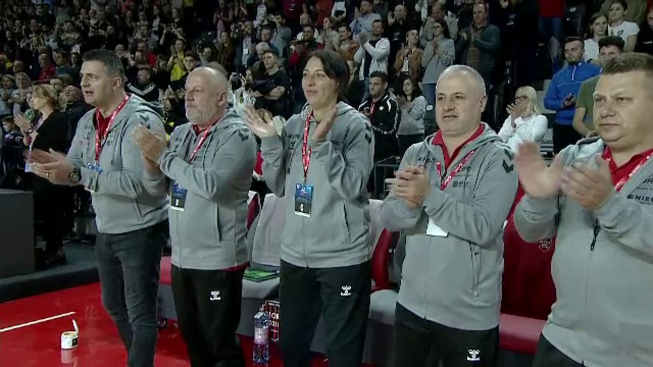 Situație inedită la Trofeul Carpați: imnul României nu s-a auzit la stația de amplificare, dar jucătoarele au oferit un moment splendid_4