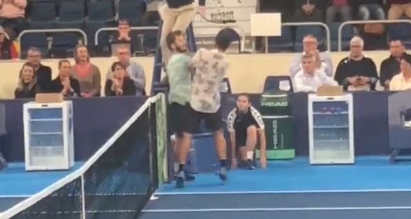 Adrian Andreev şi Corentin Moutet s-au &icirc;mbr&acirc;ncit la finalul unui meci de la turneul de la Orleans