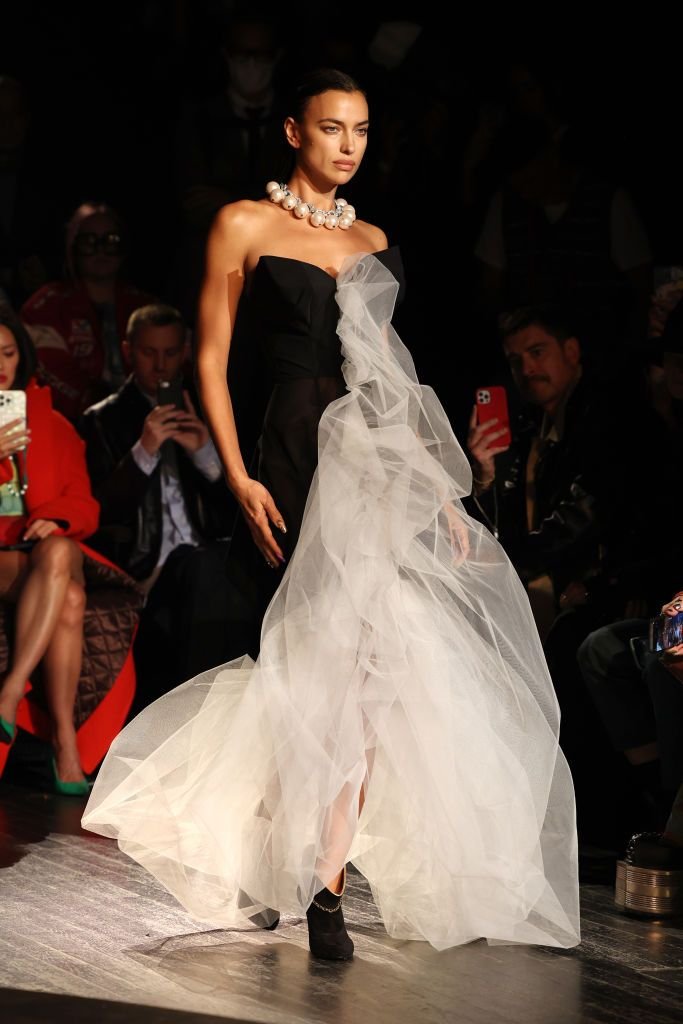 Fosta iubită a lui Cristiano Ronaldo a făcut senzație pe podium! Irina Shayk, apariții incendiare la Fashion Week_8