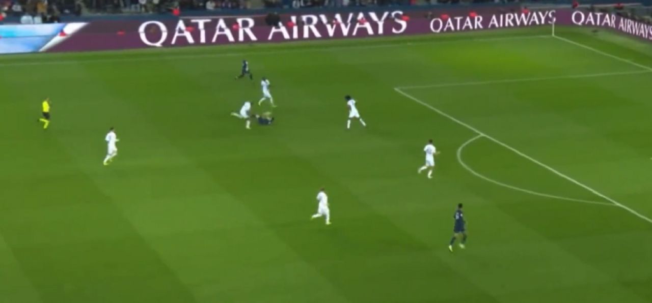 „Nu e om!” Leo Messi a reușit un „no-look pass” de senzație după ce a fost doborât de adversar! Imaginile momentului _1