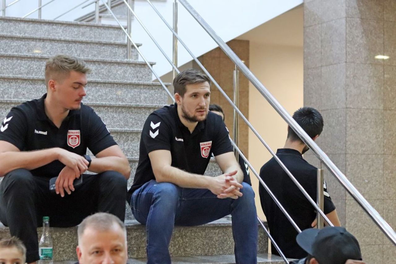 Handbaliștii de la Dinamo s-au relaxat înaintea meciului cu Porto făcând galerie colegilor de la baschet_3