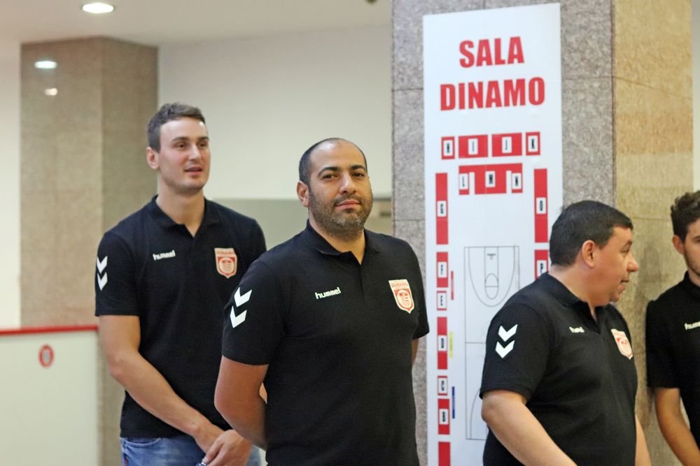 Handbaliștii de la Dinamo s-au relaxat înaintea meciului cu Porto făcând galerie colegilor de la baschet_4
