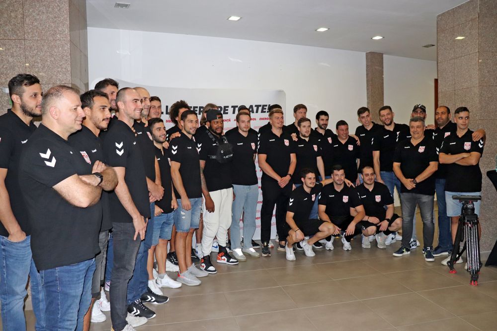 Handbaliștii de la Dinamo s-au relaxat înaintea meciului cu Porto făcând galerie colegilor de la baschet_9