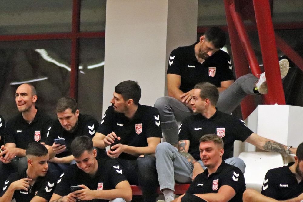 Handbaliștii de la Dinamo s-au relaxat înaintea meciului cu Porto făcând galerie colegilor de la baschet_16