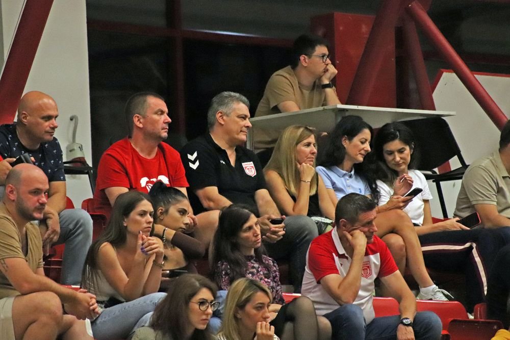 Handbaliștii de la Dinamo s-au relaxat înaintea meciului cu Porto făcând galerie colegilor de la baschet_22