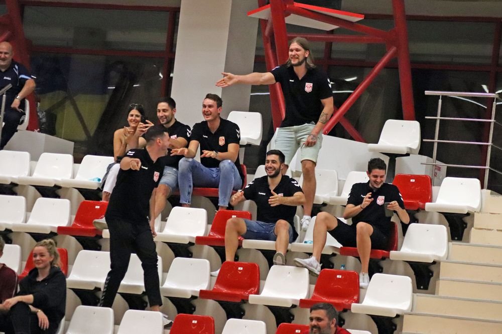 Handbaliștii de la Dinamo s-au relaxat înaintea meciului cu Porto făcând galerie colegilor de la baschet_24