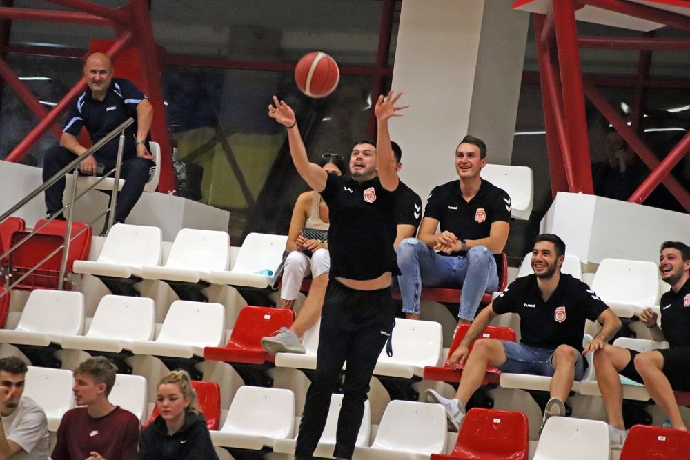 Handbaliștii de la Dinamo s-au relaxat înaintea meciului cu Porto făcând galerie colegilor de la baschet_29