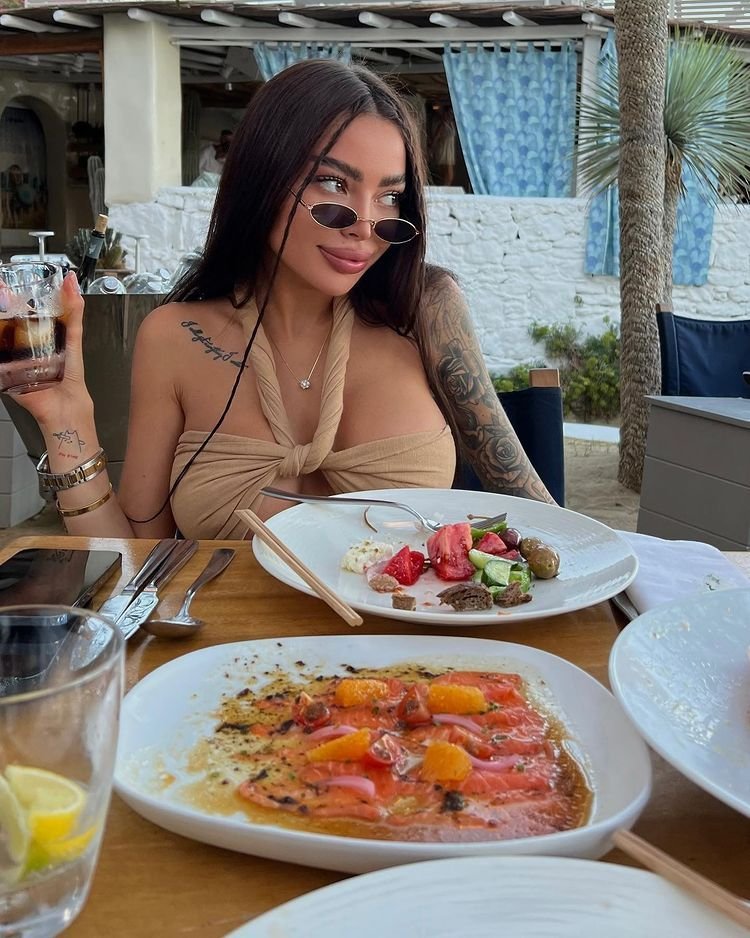 Alena Omovych, influencerița cu o siluetă ieșită din comun: „Nu e femeie, e un personaj de jocuri video”_9