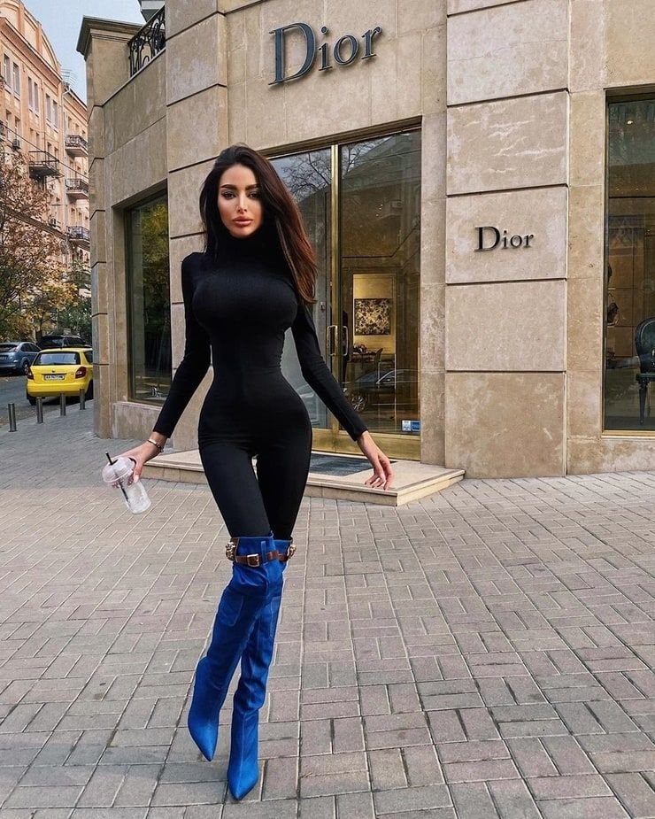 Alena Omovych, influencerița cu o siluetă ieșită din comun: „Nu e femeie, e un personaj de jocuri video”_19