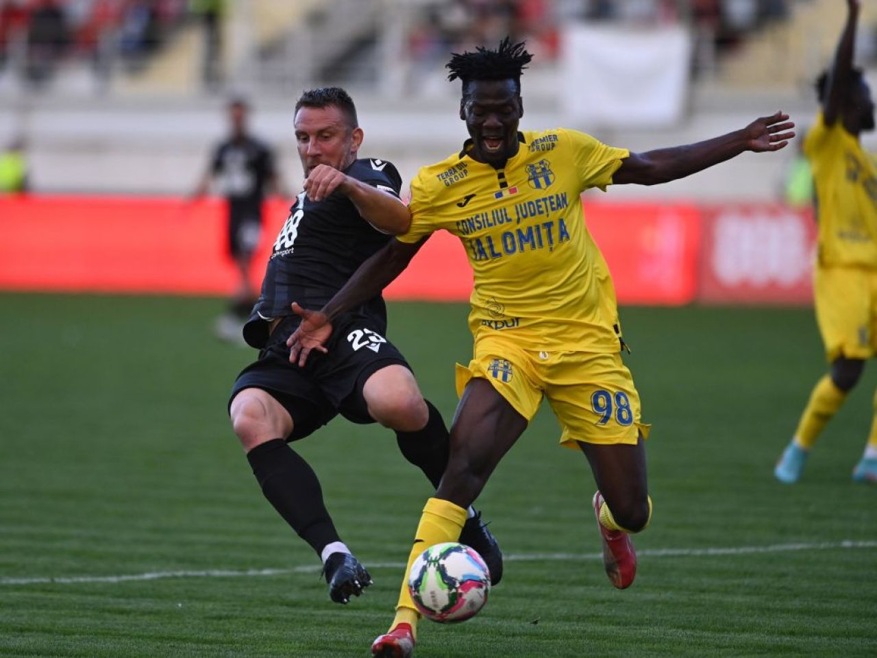 ”'New Dinamo' pe manele!”. ”Câinii” au dat drumul la petrecere în vestiar, după 1-0 cu Unirea Slobozia_2