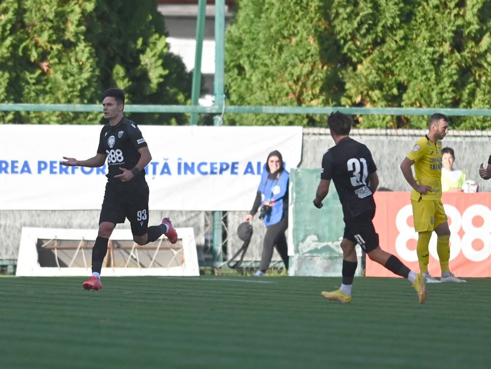 ”'New Dinamo' pe manele!”. ”Câinii” au dat drumul la petrecere în vestiar, după 1-0 cu Unirea Slobozia_7