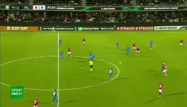 Silkeborg - FCSB 5-0 | Joyskim Dawa dă pe l&acirc;ngă minge și &icirc;l faultează pe Radu Boboc