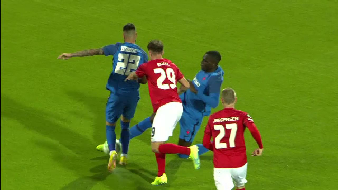 Fază de cascadorii râsului! Dawa a dat pe lângă minge, iar apoi l-a faultat pe Boboc în propriul careu _2