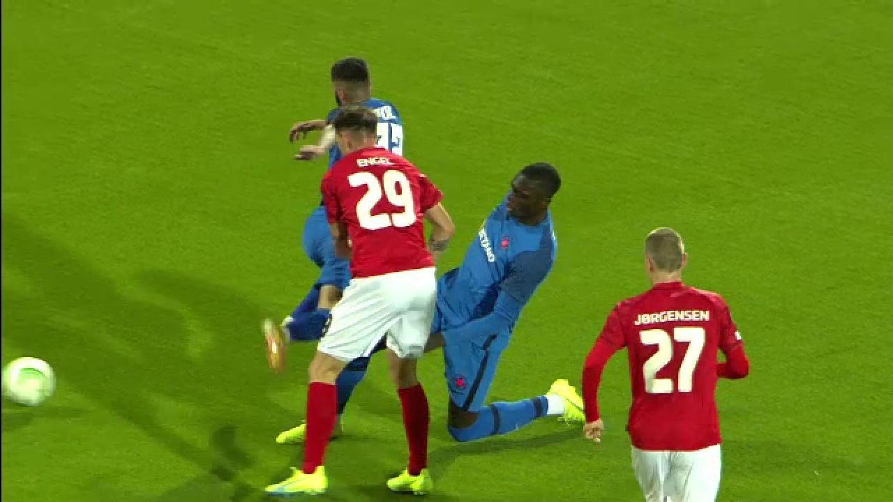 Fază de cascadorii râsului! Dawa a dat pe lângă minge, iar apoi l-a faultat pe Boboc în propriul careu _3