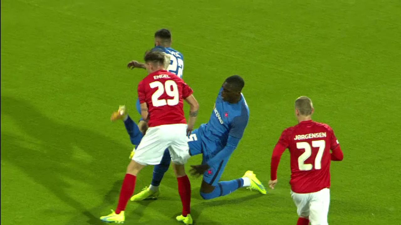 Fază de cascadorii râsului! Dawa a dat pe lângă minge, iar apoi l-a faultat pe Boboc în propriul careu _6