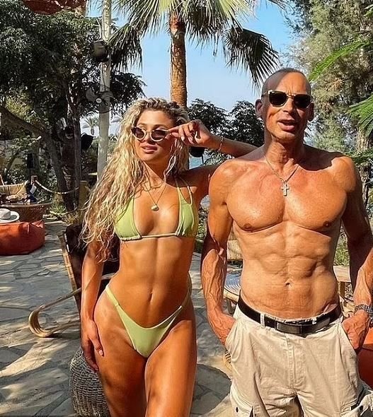 Are o siluetă perfectă, dar să o vezi pe mama sa! Cât de bine arată familia unei vedete de reality show din Marea Britanie_9