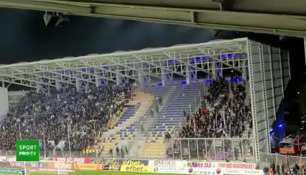Fanii FCSB-ului au aruncat cu petarde spre suporterii ploieșteni &icirc;nainte de startul meciuli