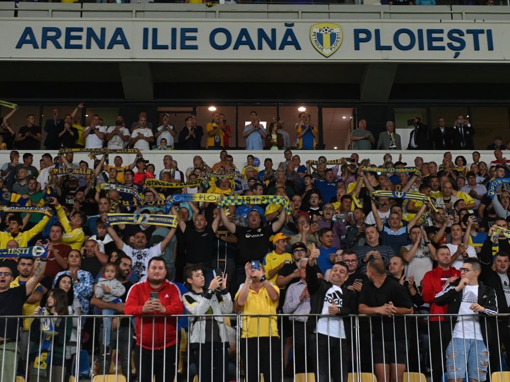 Scenografie spectaculoasă pregătită de suporterii Petrolului la meciul cu FCSB! + Mesajele afișate &icirc;n tribune