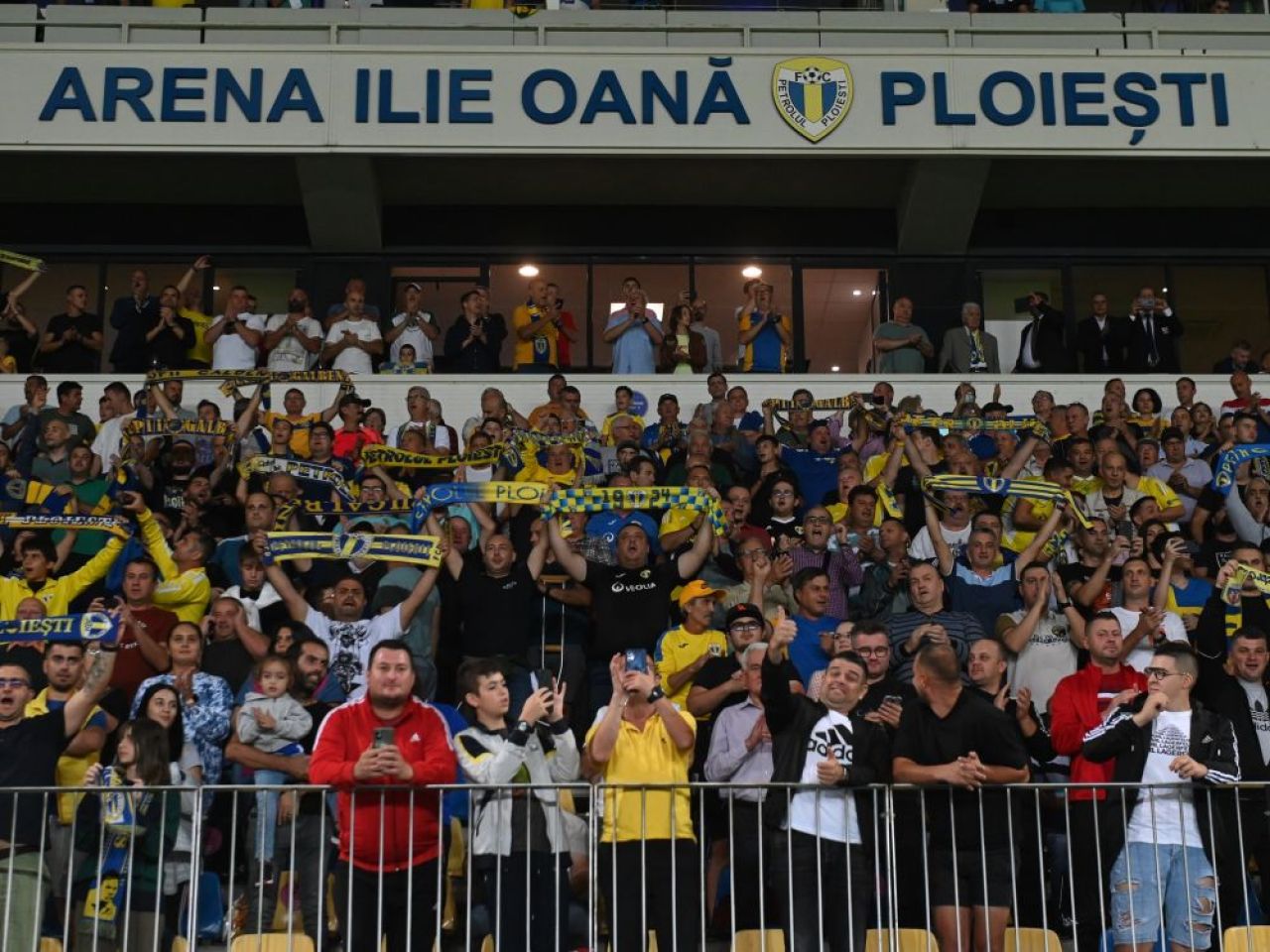 Scenografie spectaculoasă pregătită de suporterii Petrolului la meciul cu FCSB! + Mesajele afișate în tribune_1