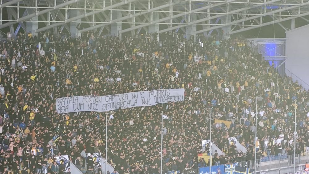 Scenografie spectaculoasă pregătită de suporterii Petrolului la meciul cu FCSB! + Mesajele afișate în tribune_2
