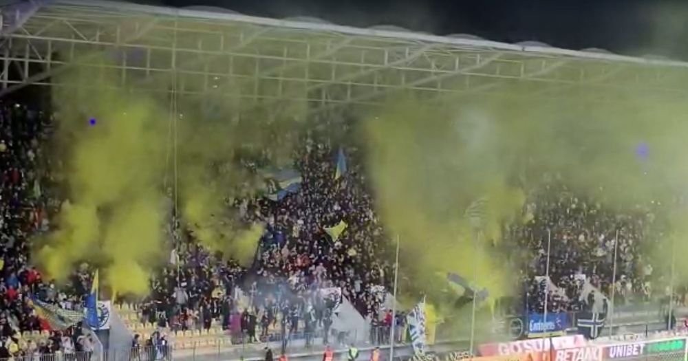 Au oprit meciul! Petrolul - FCSB, &icirc;ntrerupt după ce suporterii gazdelor au aruncat fumigene pe gazon