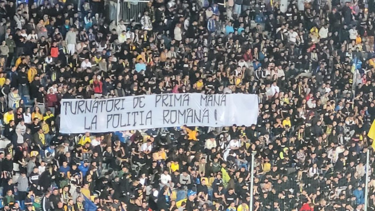 Scenografie spectaculoasă pregătită de suporterii Petrolului la meciul cu FCSB! + Mesajele afișate în tribune_7