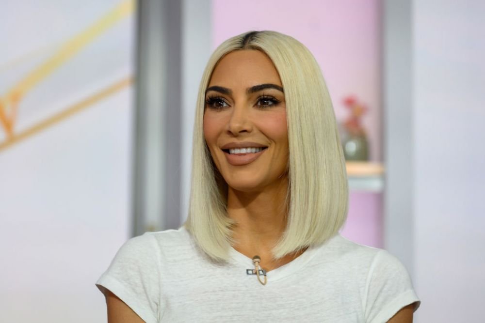 Tot stadionul a huiduit-o când a apărut pe ecran! Kim Kardashian, ținută de zeci de mii de euro la meci _2