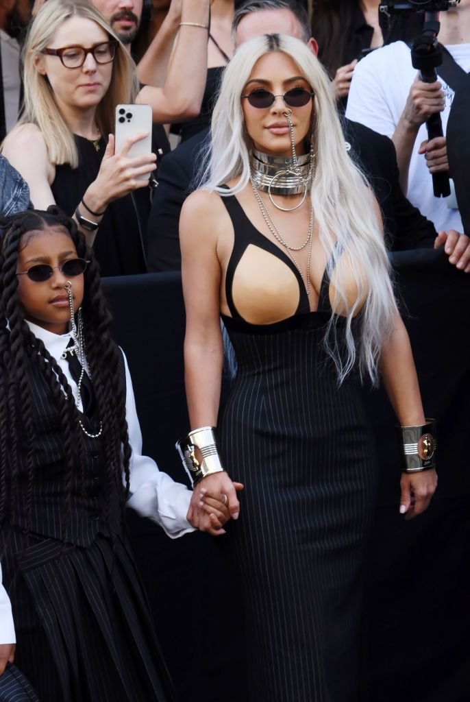 Tot stadionul a huiduit-o când a apărut pe ecran! Kim Kardashian, ținută de zeci de mii de euro la meci _10