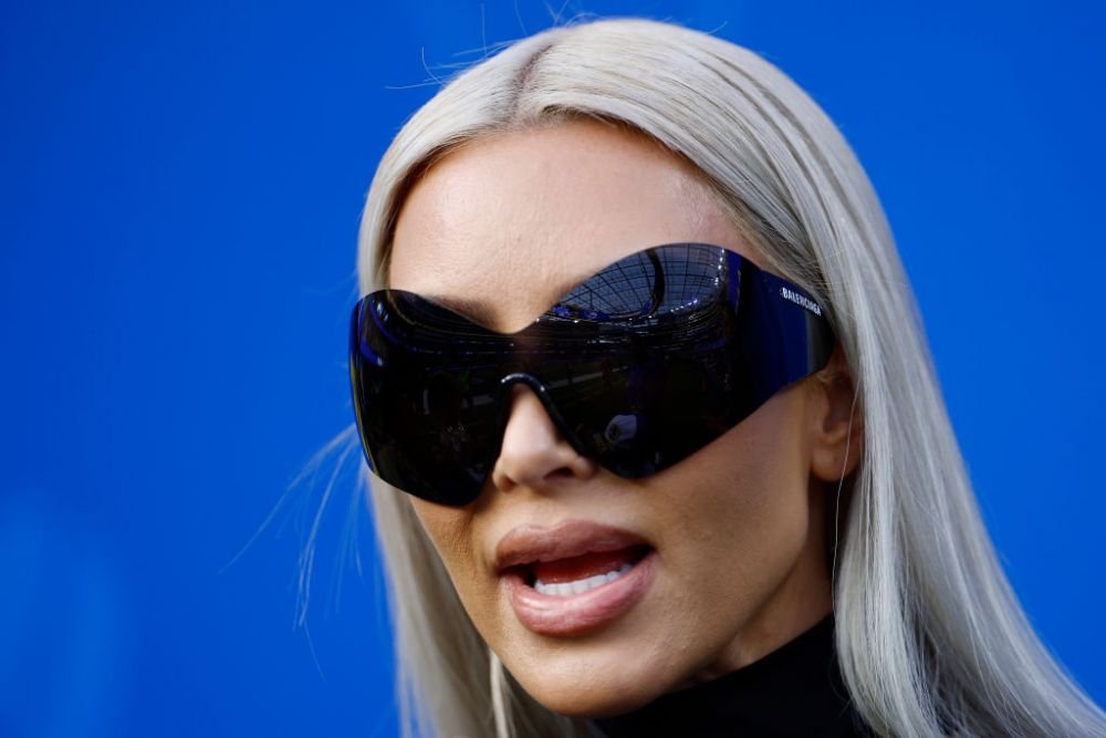 Tot stadionul a huiduit-o când a apărut pe ecran! Kim Kardashian, ținută de zeci de mii de euro la meci _12
