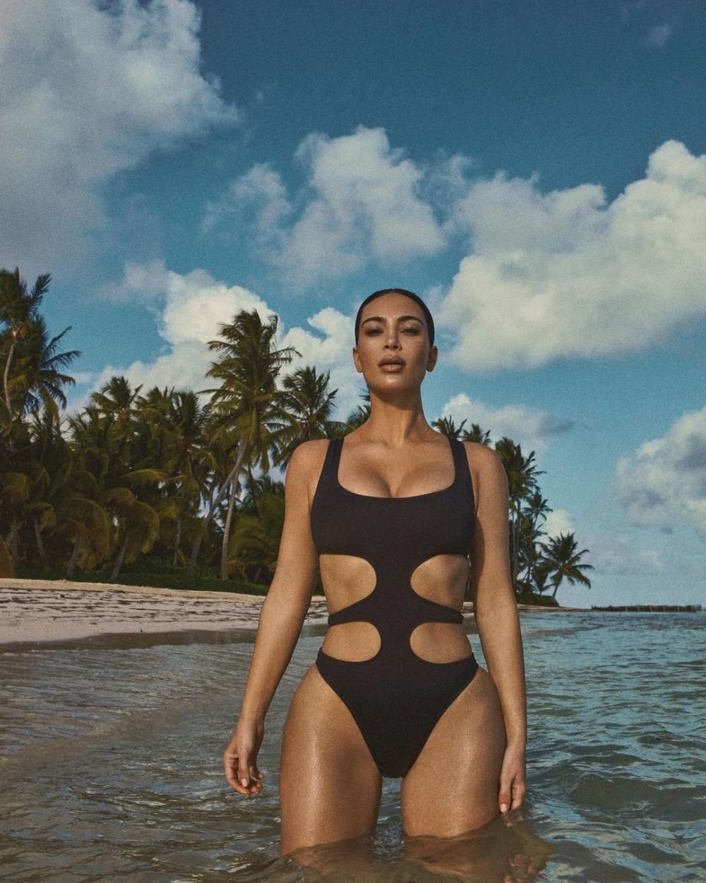 Tot stadionul a huiduit-o când a apărut pe ecran! Kim Kardashian, ținută de zeci de mii de euro la meci _25