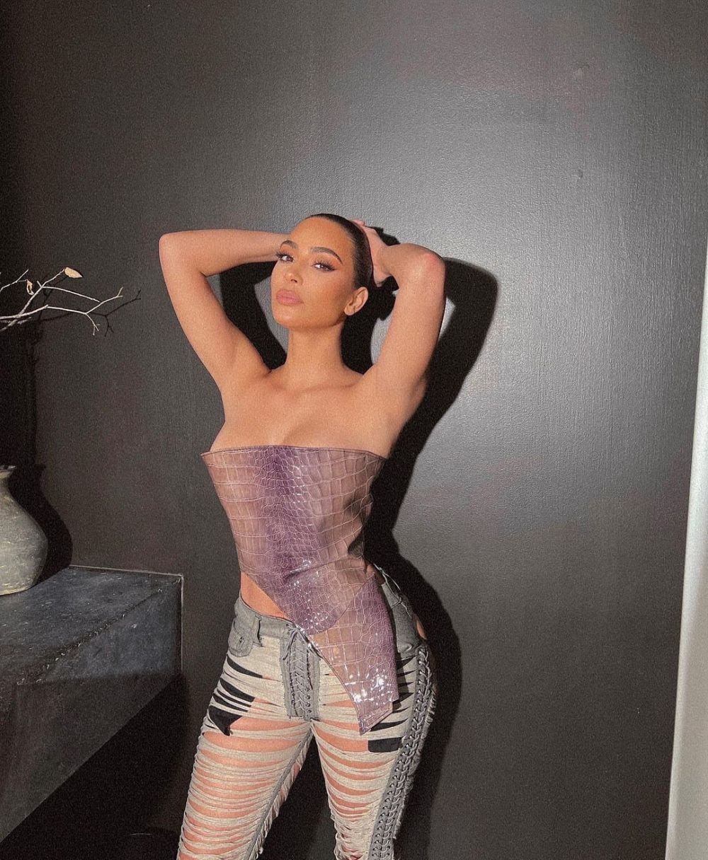 Tot stadionul a huiduit-o când a apărut pe ecran! Kim Kardashian, ținută de zeci de mii de euro la meci _26