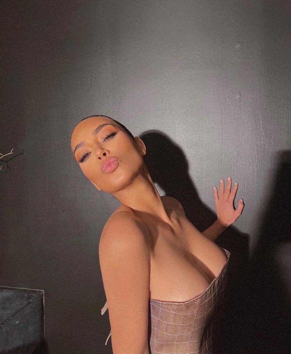 Tot stadionul a huiduit-o când a apărut pe ecran! Kim Kardashian, ținută de zeci de mii de euro la meci _29