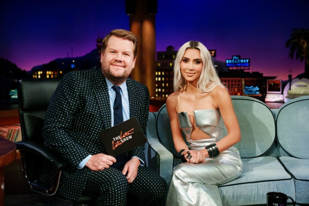 Tot stadionul a huiduit-o când a apărut pe ecran! Kim Kardashian, ținută de zeci de mii de euro la meci _54