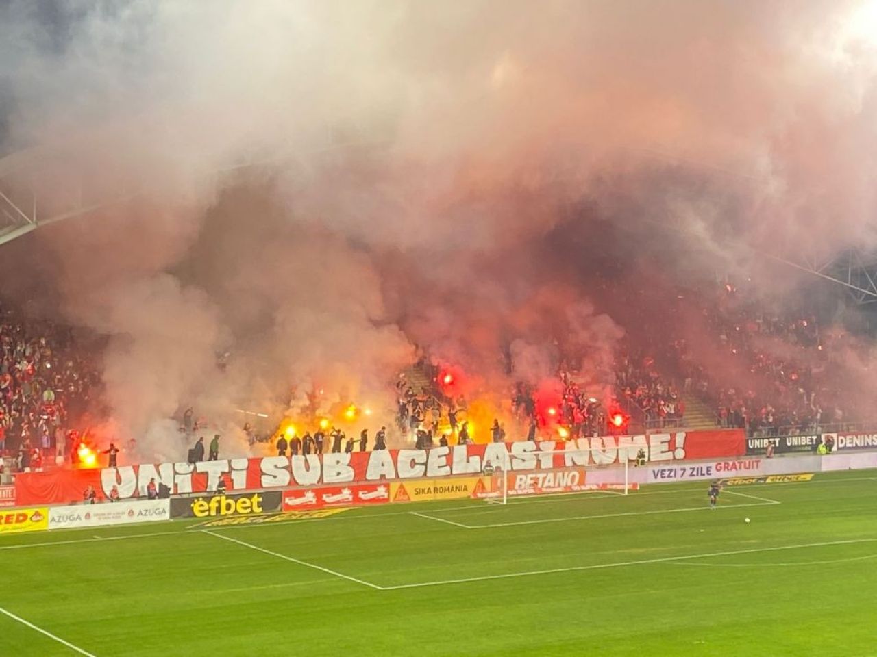 Stadionul Francisc von Neuman „a luat foc”! Spectacol făcut în tribune de fanii lui UTA Arad _1