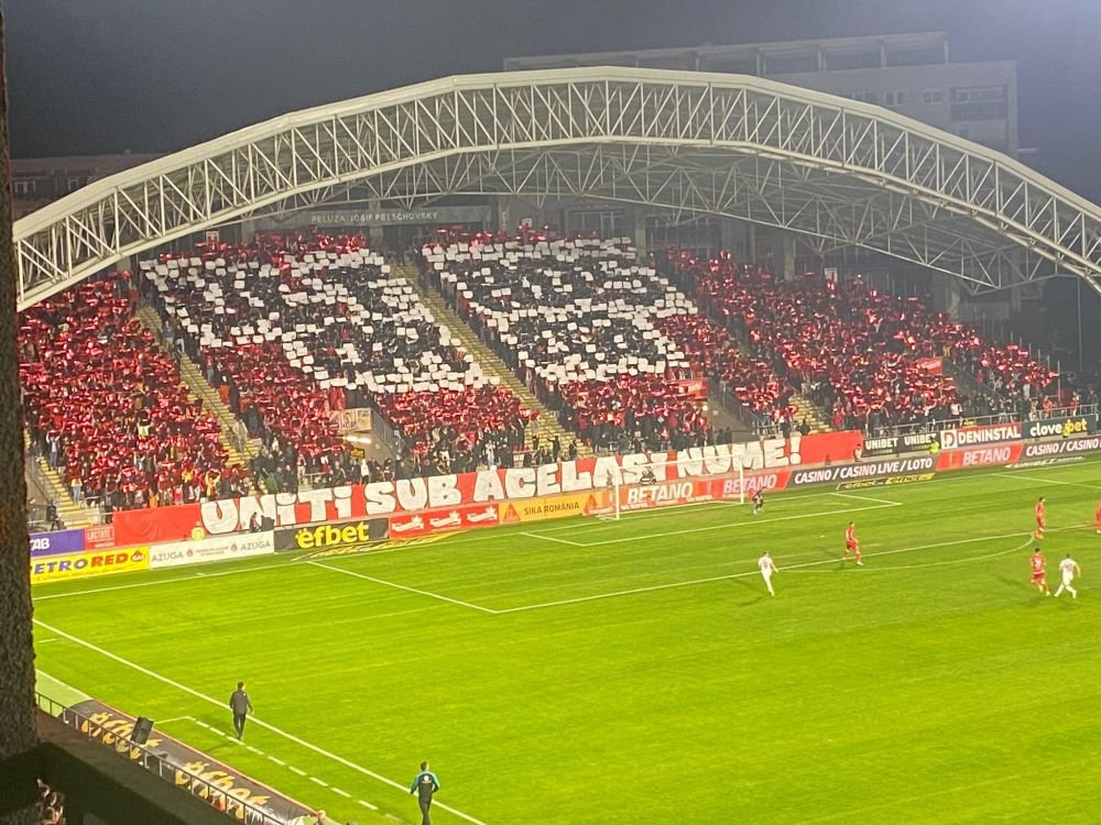 Stadionul Francisc von Neuman „a luat foc”! Spectacol făcut în tribune de fanii lui UTA Arad _2