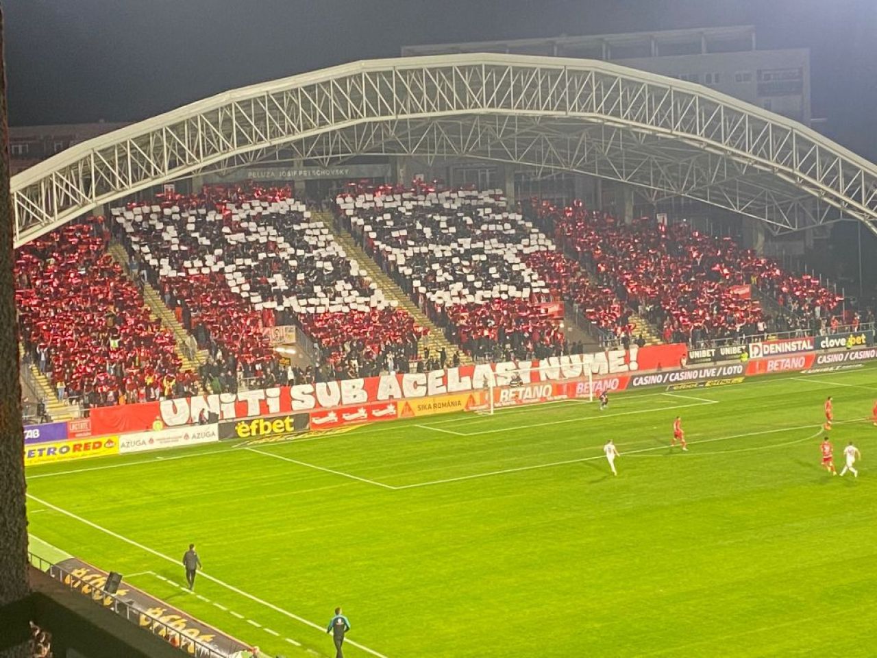 Stadionul Francisc von Neuman „a luat foc”! Spectacol făcut în tribune de fanii lui UTA Arad _2