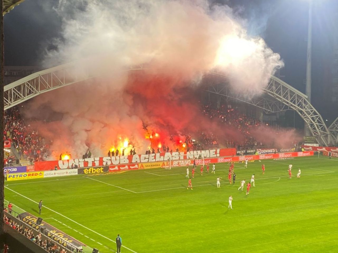 Stadionul Francisc von Neuman „a luat foc”! Spectacol făcut în tribune de fanii lui UTA Arad _6