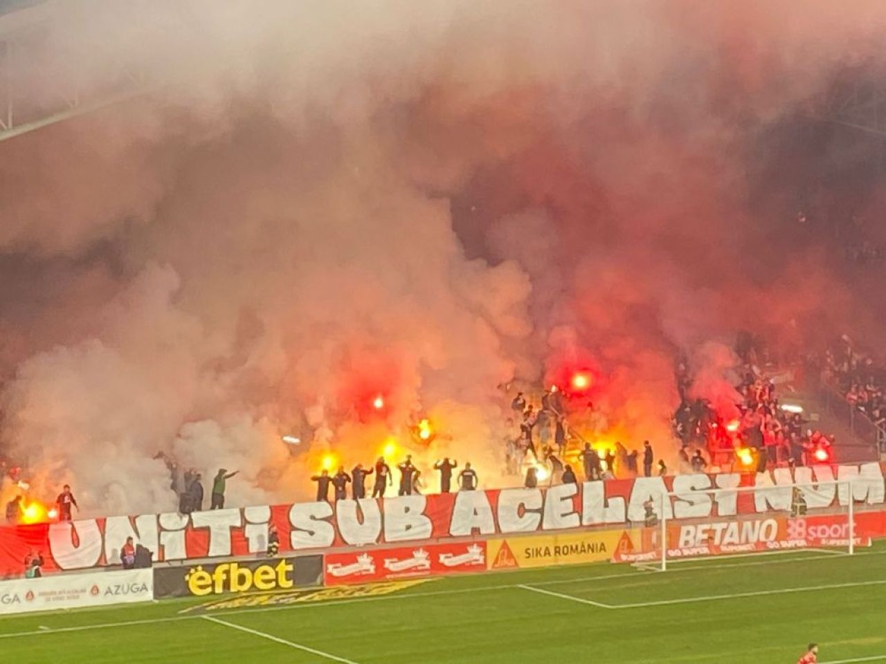Stadionul Francisc von Neuman „a luat foc”! Spectacol făcut în tribune de fanii lui UTA Arad _7