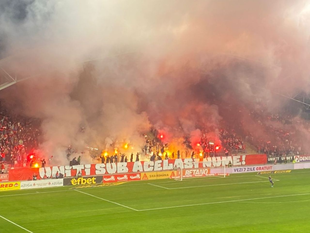 Stadionul Francisc von Neuman „a luat foc”! Spectacol făcut în tribune de fanii lui UTA Arad _9