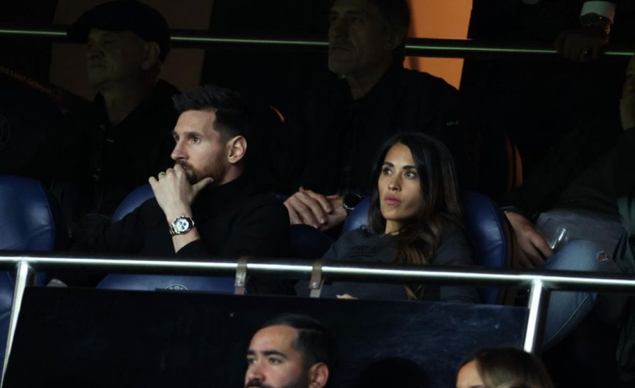 Lionel Messi și Antonela Roccuzzo, suporteri de lux la meciul lui PSG. Reacția neașteptată a argentinianului la golul marcat de Mbappe_2
